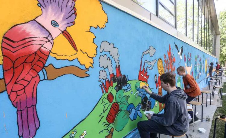 30 Schüler der Kooperativen Gesamtschule Hambergen haben die Wand der Turnhalle mit einem Wandbild versehen. Foto: Christian Kosak